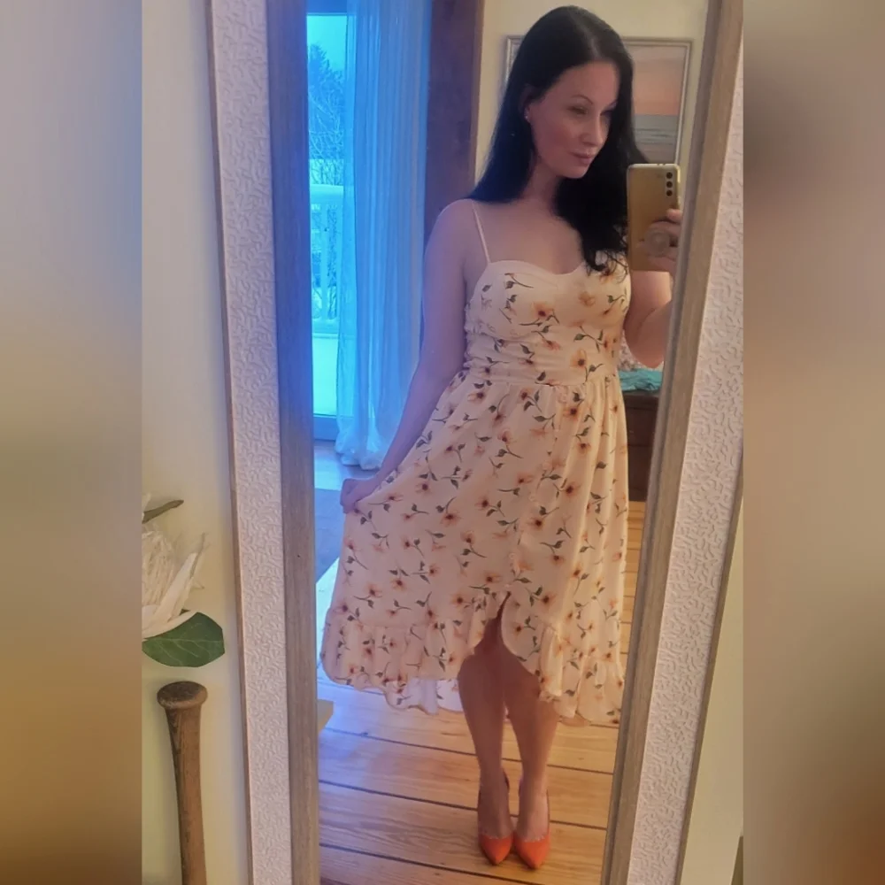 Pretty Summer Dress - Picture 2 of 7